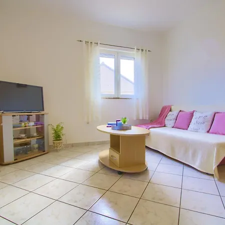Charming And Bright Apt,walking Distance To Beach