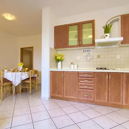 Charming And Bright Apt,walking Distance To Beach Apartament Kukljica