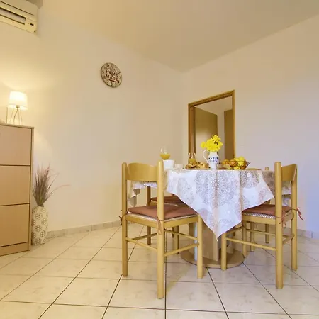 Charming And Bright Apt,walking Distance To Beach Kukljica