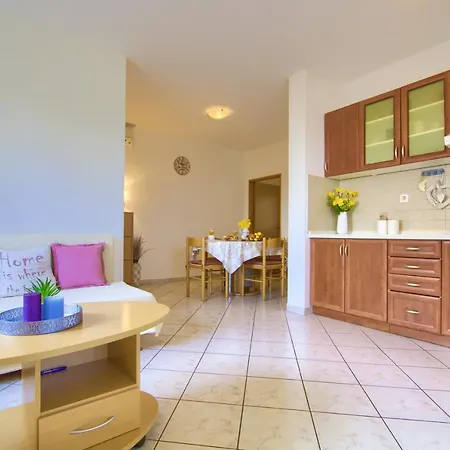 Charming And Bright Apt,walking Distance To Beach *