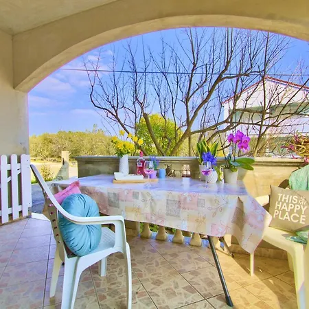 Apartment Charming And Bright Apt,walking Distance To Beach
