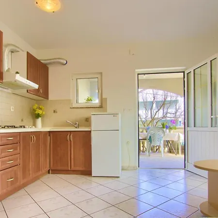 Apartment Charming And Bright Apt,walking Distance To Beach *