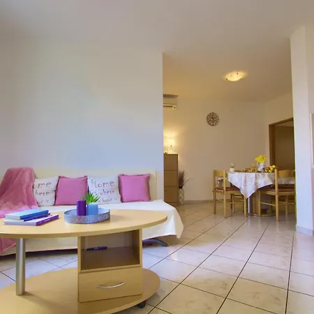 Charming And Bright Apt,walking Distance To Beach * Kukljica