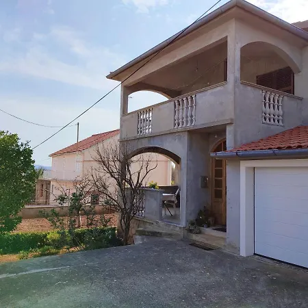 Charming And Bright Apt,walking Distance To Beach