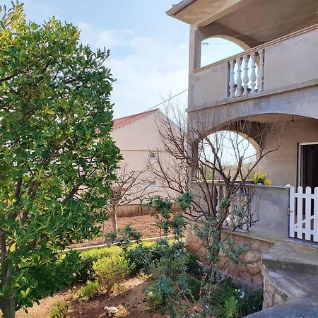 Apartment Charming And Bright Apt,walking Distance To Beach *