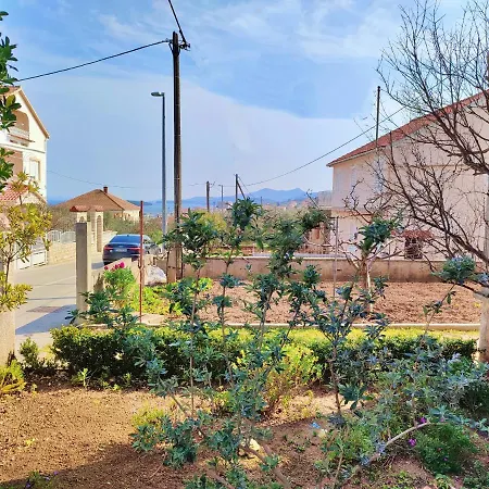 Charming And Bright Apt,walking Distance To Beach Apartment *